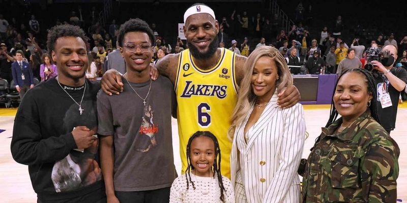 Tin Hình Ảnh Thể Thao – Khoảnh Khắc, Cảm Xúc Và Câu Chuyện Sau Ống Kính 9 Từ NBA đến đời thường – LeBron James và Stephen Curry trong khoảnh khắc giản dị